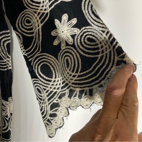 Very J Black White Embroidery Scalloped Hem/Sleeves Floral Round Neck Blouse M/L - Picture 6 of 14